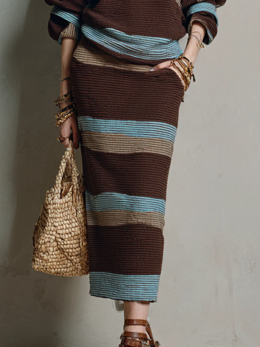 Relaxed Vintage Oversized Sweater & Column Midi Skirt Outfit - Image 3